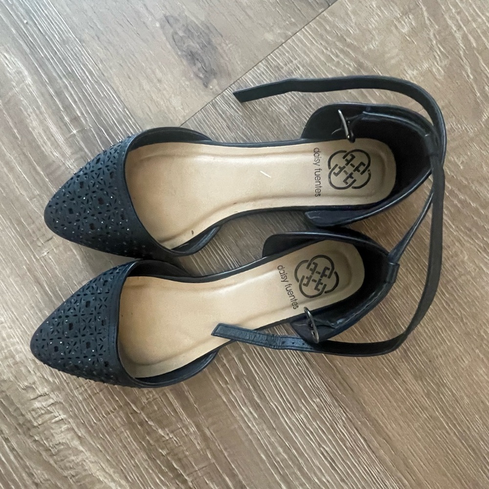 Daisy Fuentes girls shoes. Size 7. Gently used.